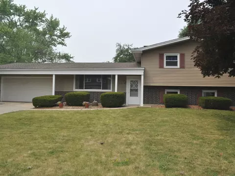310 High Point Dr, Lindenhurst, IL 60046