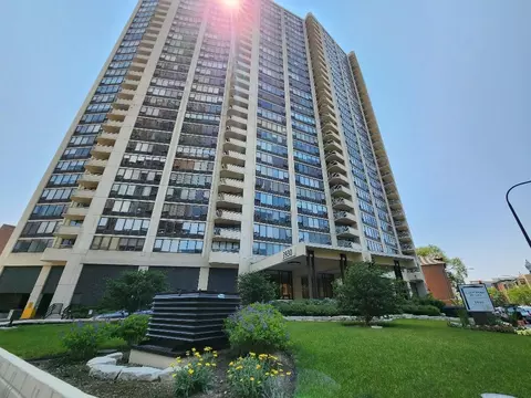 3930 N Pine Grove Ave #2202, Chicago, IL 60613