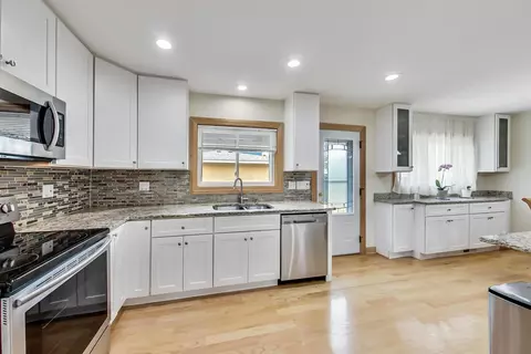 130 Westmere Rd, Des Plaines, IL 60016 photo 4
