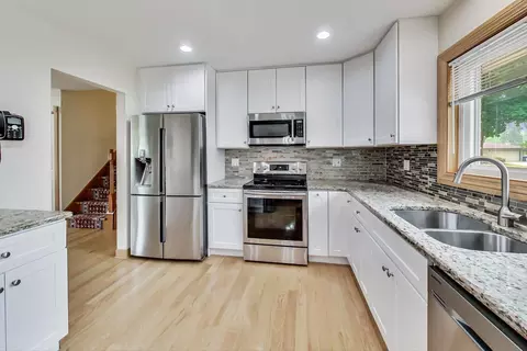 130 Westmere Rd, Des Plaines, IL 60016 photo 3