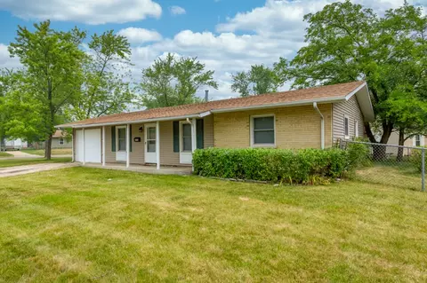 501 Country Ln, Streamwood, IL 60107