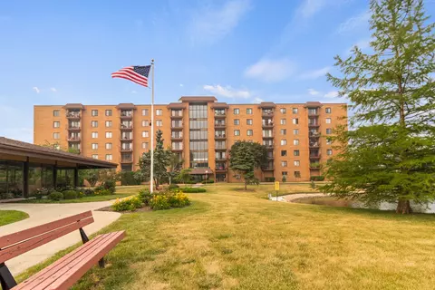 1777 W Crystal Ln #503, Mount Prospect, IL 60056