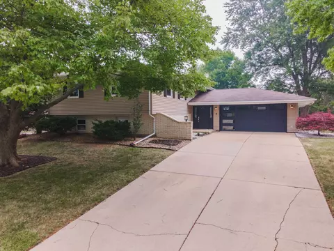 100 Riss Dr, Normal, IL 61761 photo 2