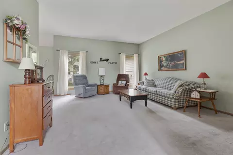 4761 Oregon Trl, Mchenry, IL 60050 photo 3