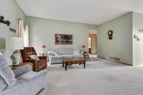 4761 Oregon Trl, Mchenry, IL 60050 photo 4