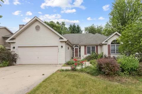 4761 Oregon Trl, Mchenry, IL 60050