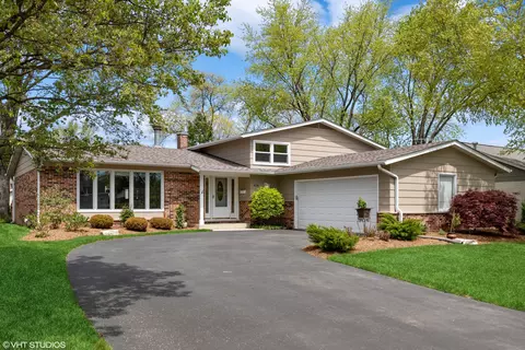 414 W Kingsbury Dr, Arlington Heights, IL 60004