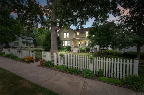 184 N Oak St, Hinckley, IL 60520