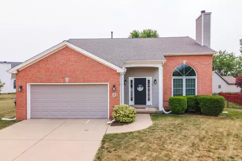 2 Valley Brook Ct, Bloomington, IL 61704
