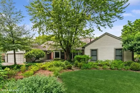 30 Warrington Dr, Lake Bluff, IL 60044