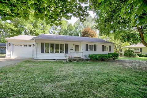 912 E Locust St, Watseka, IL 60970