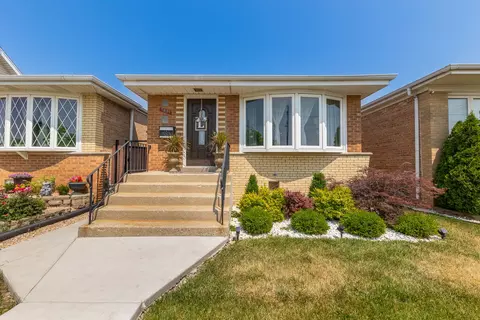 7831 Central Ave, Burbank, IL 60459