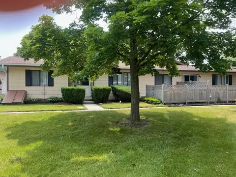 813 Wiltshire Dr #Q2, Mchenry, IL 60050