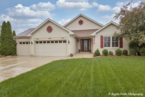 2102 Spring Creek Ln, Mchenry, IL 60050