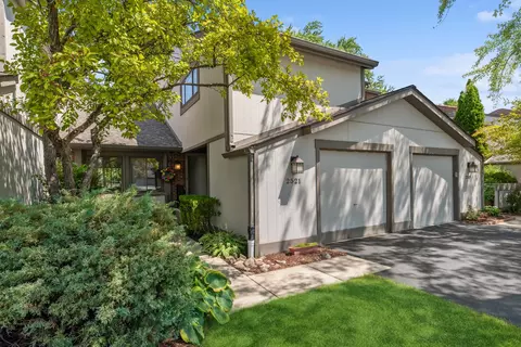 2521 Honeysuckle Ln, Rolling Meadows, IL 60008