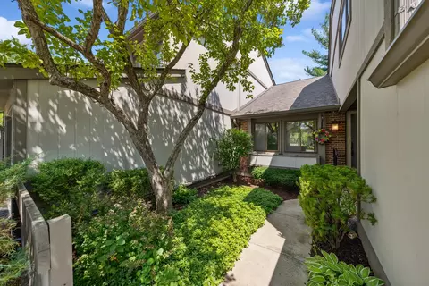 2521 Honeysuckle Ln, Rolling Meadows, IL 60008 photo 2