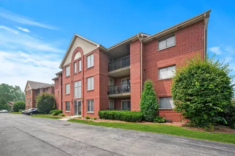 11110 E Cove Cir #1B, Palos Hills, IL 60465