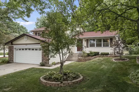 1830 Shorewood Dr W, Hoffman Estates, IL 60192