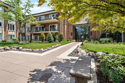 6 Oak Brook Club Dr #J203, Oak Brook, IL 60523