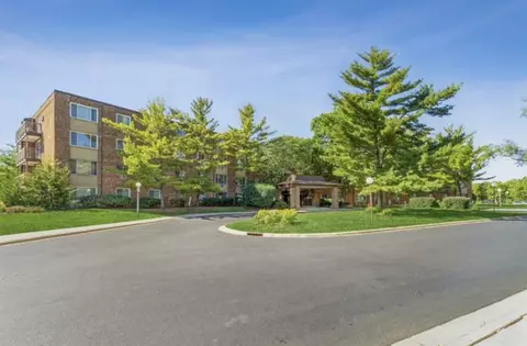 1500 Robin Cir #104, Hoffman Estates, IL 60169 photo 2