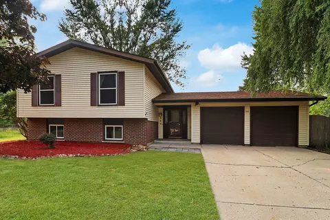245 Wellington Dr, Crystal Lake, IL 60014