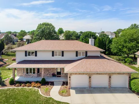 4 Gulf Pointe Ct, Bloomington, IL 61704