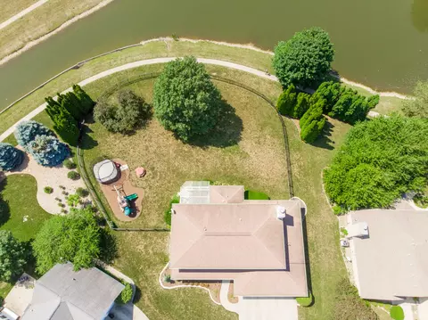 4 Gulf Pointe Ct, Bloomington, IL 61704 photo 2