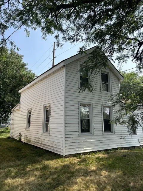157 W Chestnut St, Kankakee, IL 60901 photo 2