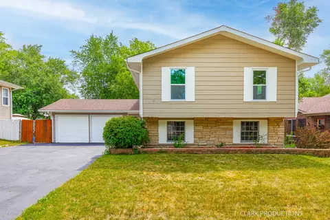 148 Mayfield Dr, Bolingbrook, IL 60440