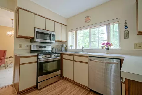 590 Paddock Dr, Wheeling, IL 60090 photo 5
