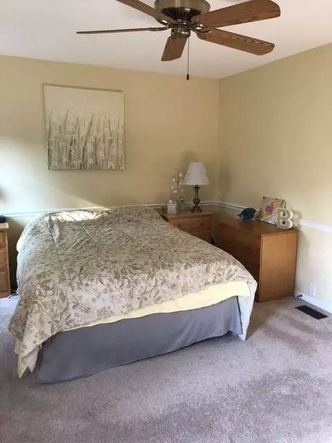 1031 John Dr, Hoffman Estates, IL 60169 photo 10