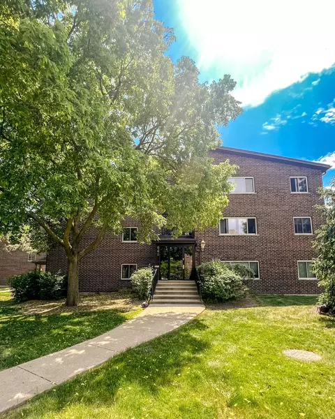 640 Perrie Dr #202, Elk Grove Village, IL 60007