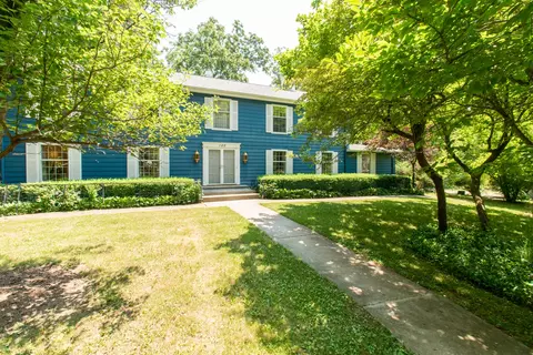 105 Hawthorne Ln, East Dundee, IL 60118