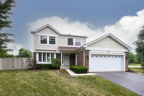 1208 Robin Dr, Elk Grove Village, IL 60007