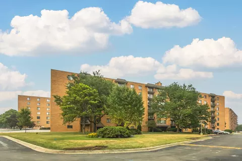 1747 W Crystal Ln #607, Mount Prospect, IL 60056