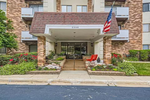 3300 N Carriageway Dr #108, Arlington Heights, IL 60004