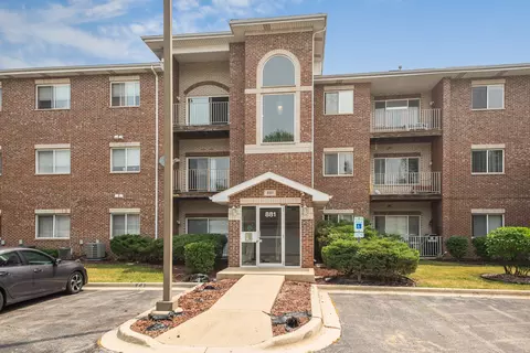 881 N Swift Rd #103, Addison, IL 60101