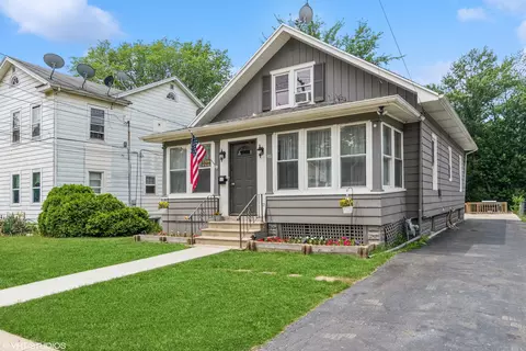 911 Douglas Ave, Aurora, IL 60505