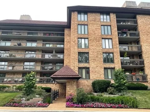 1621 Mission Hills Rd #206, Northbrook, IL 60062