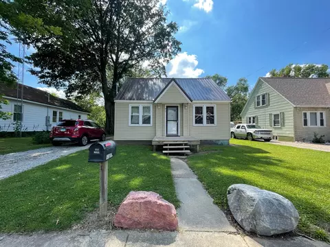 930 1st St, Charleston, IL 61920
