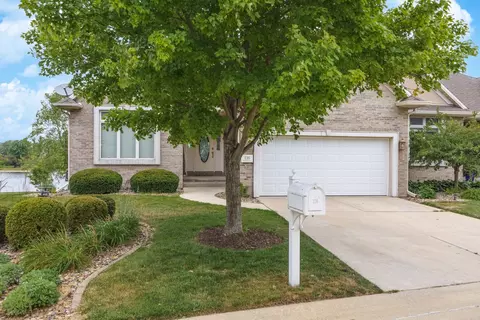 116 Hawthorne Lake Dr, Bloomington, IL 61704