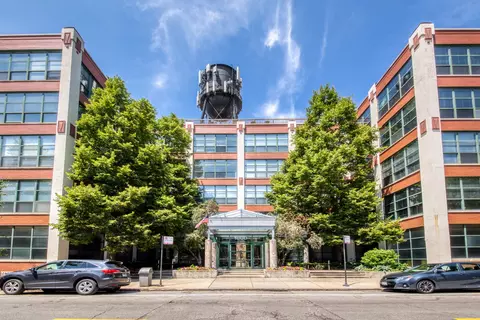 1800 W Roscoe St #403, Chicago, IL 60657