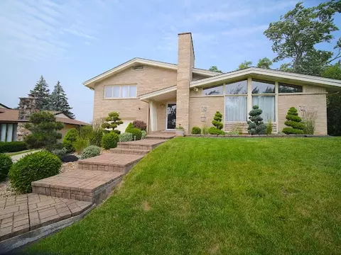 8758 Pleasant Ave, Hickory Hills, IL 60457