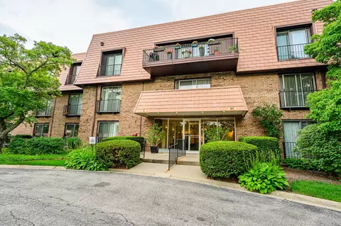 4000 Dundee Rd #104, Northbrook, IL 60062