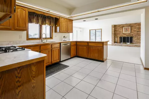 1975 Brookside Ln, Hoffman Estates, IL 60195 photo 8