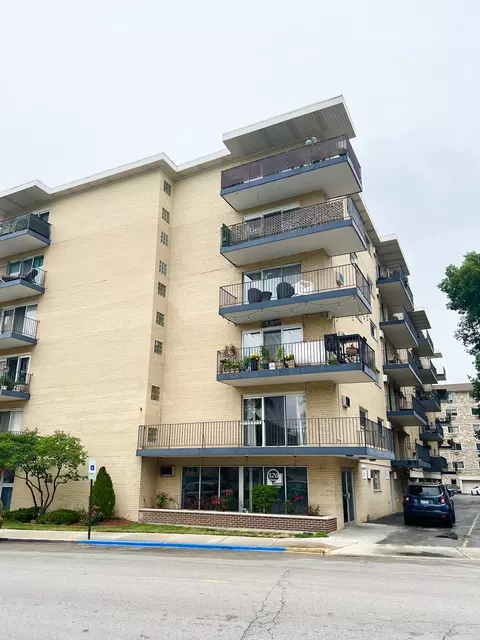 320 Circle Ave #201, Forest Park, IL 60130