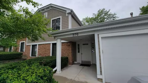 376 Sandalwood Ln #D2, Schaumburg, IL 60193