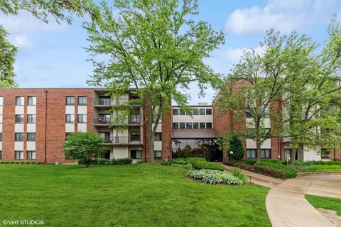 3030 Pheasant Creek Dr #103, Northbrook, IL 60062