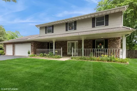 672 W Hillcrest Rd, Palatine, IL 60074