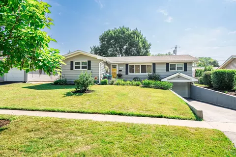 908 S 9th Ave, Saint Charles, IL 60174